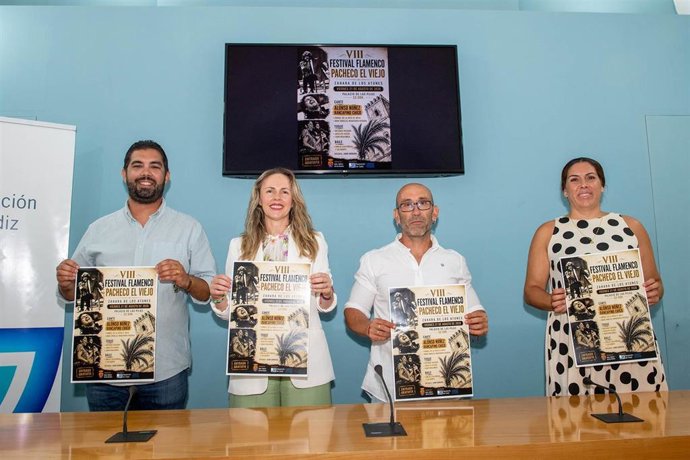 La vicepresidenta de la Fundación Provincial de Cultura, Vanesa Beltrán, acompañada por el presidente la entidad local autónoma (ELA) de Zahara, Agustín Conejo, en la presentación del Festival Flamenco Pacheco el Viejo de Zahara de los Atunes