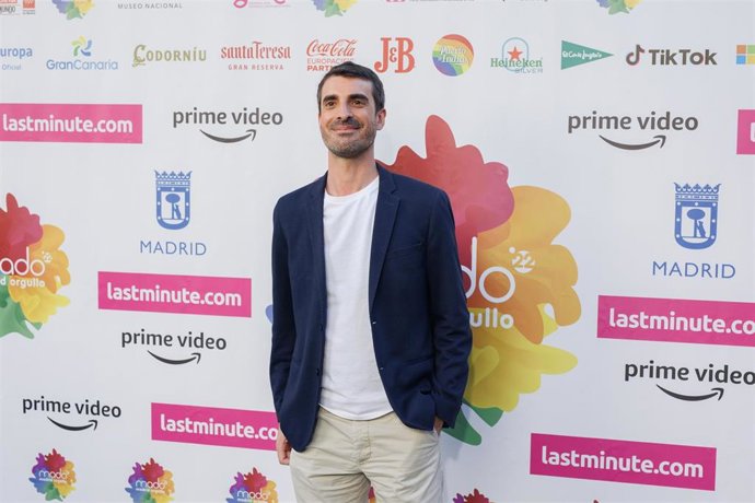 Archivo - El politólogo Pablo Simón posa en el photocall del acto de entrega de los Premios MADO Madrid Orgullo 2022, en el hotel Palacio de los Duques, a 7 de julio de 2022, en Madrid (España). ARCHIVO.