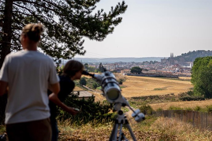 Entusiastas da astronomia durante o eclipse solar total de 2026, em 12 de agosto de 2026, em Burgos, Castela e Leão (Espanha). Este é o primeiro eclipse solar total visível da Península Ibérica em mais de um século. A faixa de totalidade atravessa a Esp