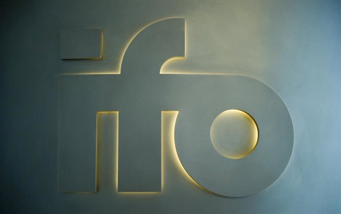 Archivo - FILED - 23 August 2011, Bavaria, Munich: Logo of the ifo Institute in Munich. Clemens Fuest, president of the German Ifo Institute, a leading economic research institute, stated that a global economic crisis cannot be ruled out due to the tariff