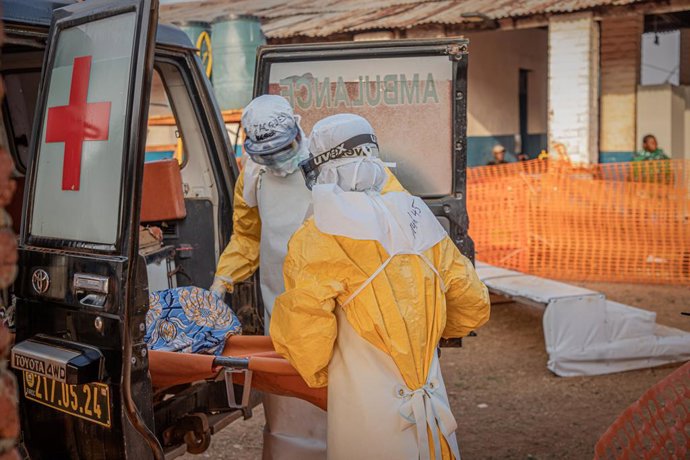 Archivo - KINSHASA, June 24, 2026  -- Medical workers escort an Ebola patient to an Ebola treatment center in Mongbwalu, Ituri Province, the Democratic Republic of the Congo, June 20, 2026.   The Democratic Republic of the Congo (DRC) has reported 1,094 c
