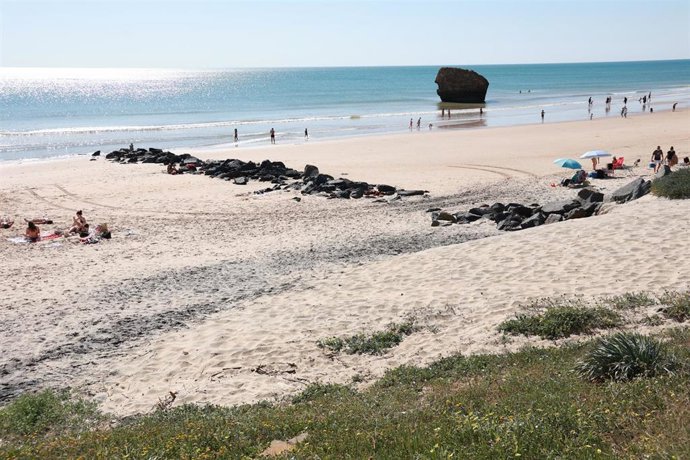 Archivo - Vista de la playa de la Torre de la Higuera en Matalascañas. 