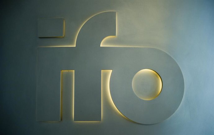 Archivo - FILED - 23 August 2011, Bavaria, Munich: Logo of the ifo Institute in Munich. Clemens Fuest, president of the German Ifo Institute, a leading economic research institute, stated that a global economic crisis cannot be ruled out due to the tariff