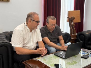 El alcalde de Medina Sidonia, José Manuel Ruiz Alvarado, y el responsable de e-distribución en la zona, Carlos Blasco, en una reunión para analizar cortes de luz y programar actuaciones