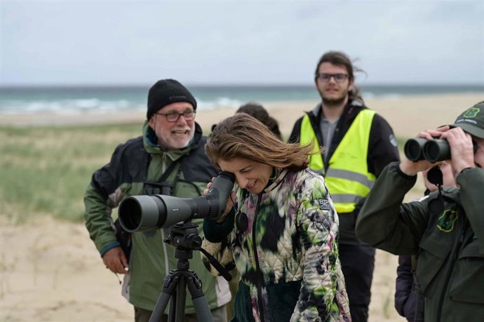 Archivo - La conselleira de Medio Ambiente e Cambio Climático, Ángeles Vázquez, en una visita anterior a la laguna de Baldaio (A Coruña), a 22 de mayo de 2024.