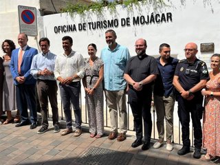 Representantes institucionales y asistentes durante la inauguración de la nueva Oficina de Turismo de Mojácar (Almería).