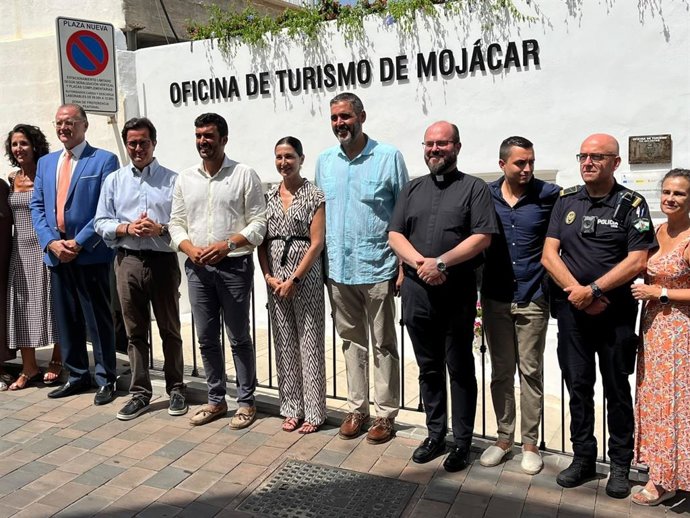 Representantes institucionales y asistentes durante la inauguración de la nueva Oficina de Turismo de Mojácar (Almería).