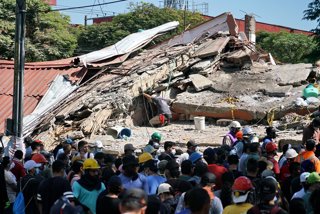 Equipos de rescate trabajan en Cali, Colombia, tras el terremoto de 7,4 registrado en el noroeste del país