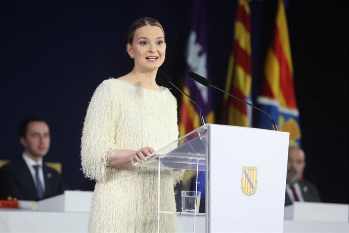 Archivo - La presidenta del Govern, Marga Prohens, pronuncia el discurso de clausura del acto de entrega de los premios Ramon Llull y la Medalla de Oro. Archivo.