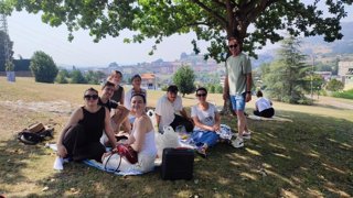 Una familia come en el Parque del Oeste de Oviedo, donde se han instalado para observar el eclipse total de Sol que se podrá ver en Asturias.