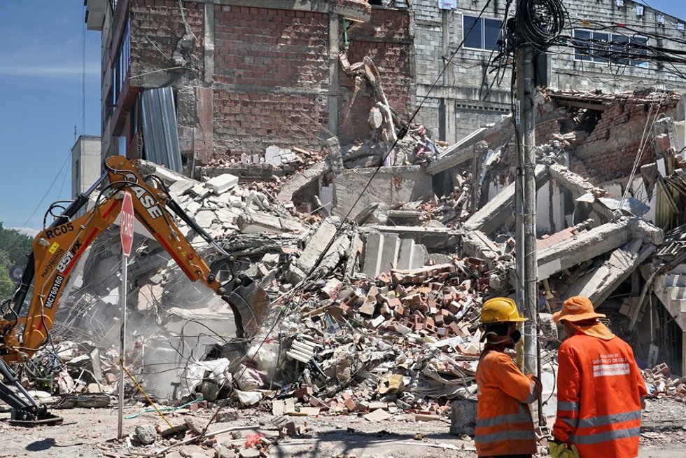 Equipos de rescate observan las ruinas de los edificios dañados por el terremoto en Cali (Colombia), a 11 de agosto de 2026.