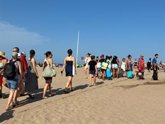 Foto: Chile.- Asistentes al punto de observación de Malva-rosa (Valencia) buscan "mejor sitio" y a "disfrutar del ambiente"