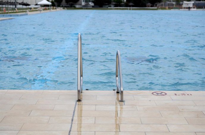 Archivo - Imagen de archivo de una piscina.