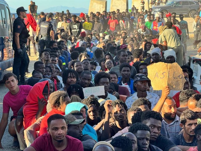 Cruz Roja y la organización Sur Sur reparten alimentos básicos, a 3 de agosto de 2026, en Ceuta (España). La ONG ceutí Luna Blanca ha repartido en los últimos días más de 12.000 comidas entre las personas migrantes que accedieron a la ciudad durante la en