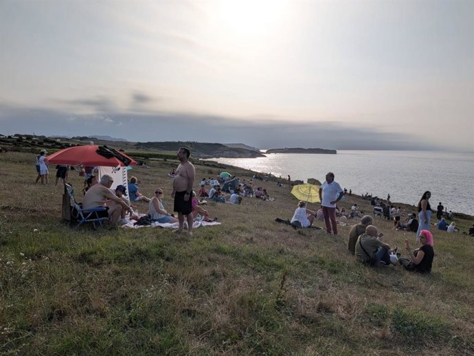 Pessoas preparadas para assistir ao eclipse em Rostrío