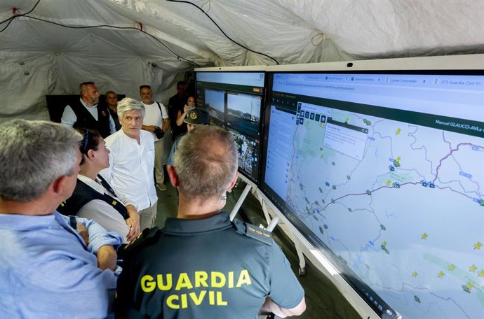 El ministro del Interior, Fernando Grande-Marlaska, durante el seguimiento oficial del Eclipse total de Sol, en el Observatorio de Yebes, a 12 de agosto de 2026, en Yebes, Guadalajara, Castilla-La Mancha (España). Este es el primer eclipse total de Sol vi