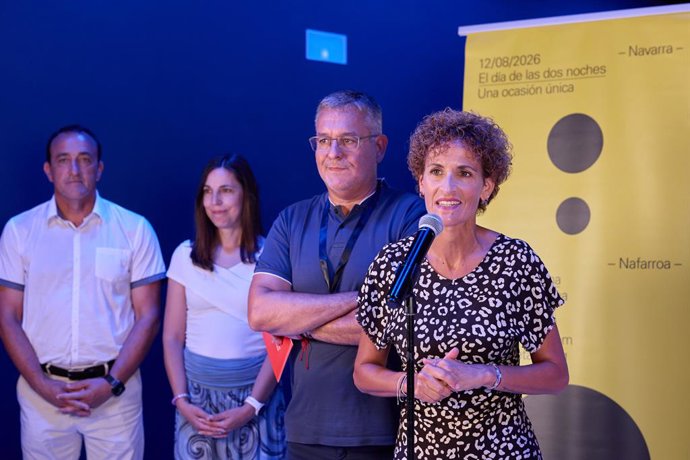 Un momento de la intervención de la presidenta Chivite ante los medios de comunicación en Sendaviva, con motivo del eclipse solar