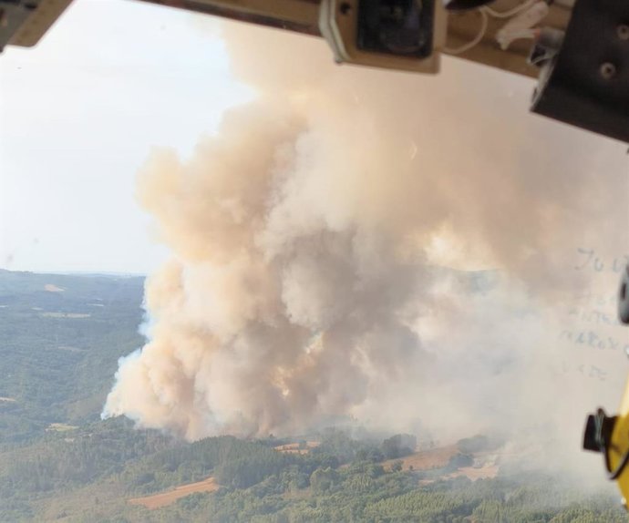 El incendio de Taboada (Lugo) visto desde una nave de la BRIF de Laza de camino al fuego, a 12 de agosto de 2026.