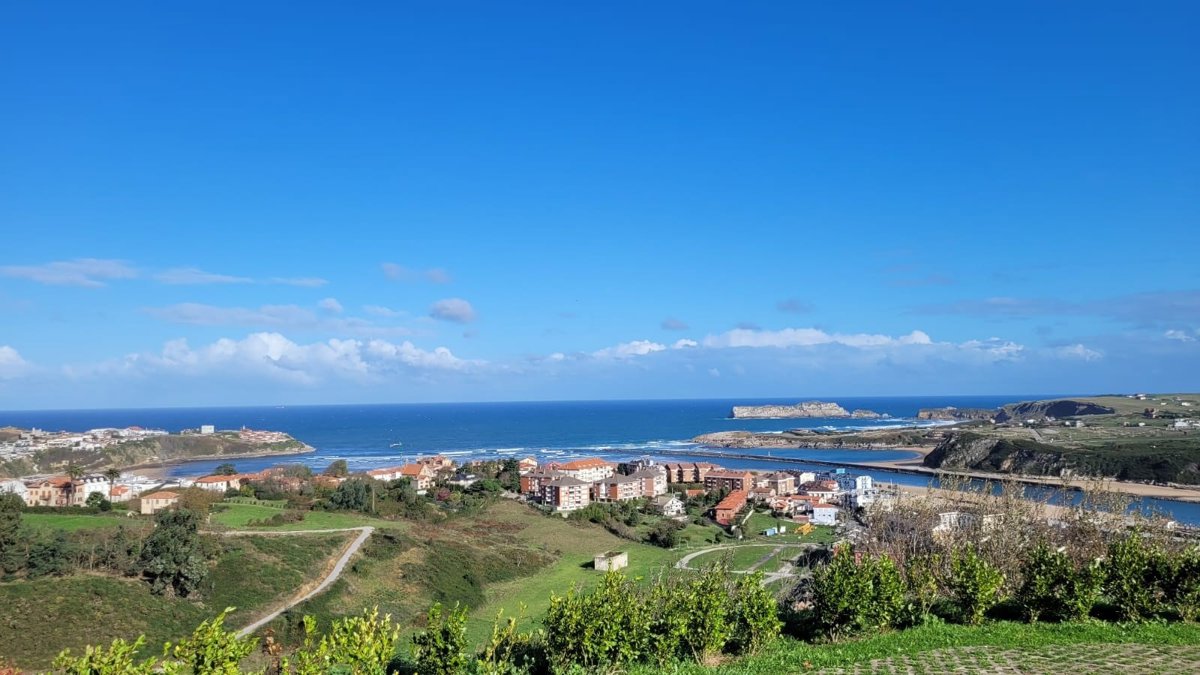 Alertadas por drones del Gobierno varias personas en riesgo en zonas de peligro en Suances
