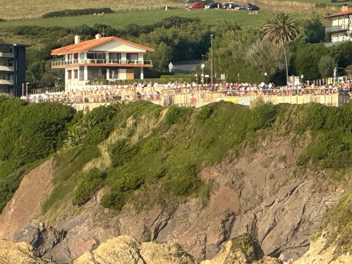 Cientos de personas observan en eclipse en Bakio (Bizkaia)