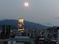 El sol gana fuerza y vuelve a iluminar el cielo de Euskadi tras unos segundos de oscuridad casi total