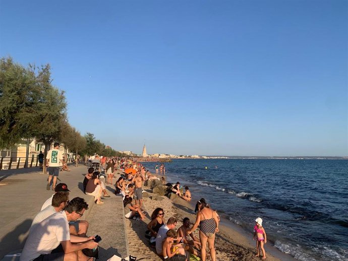 Decenas de personas contemplan el eclipse en El Molinar.