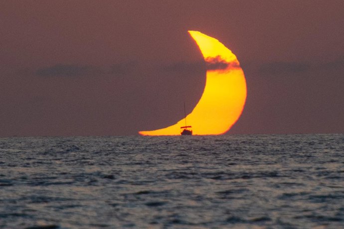 Vista del eclipse desde una playa de Eivissa
