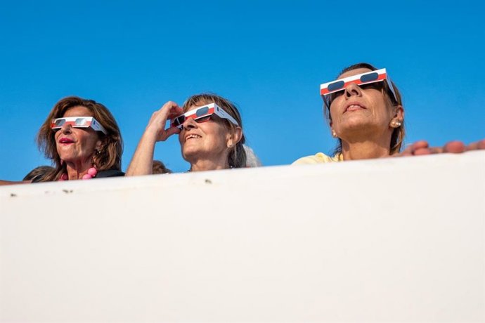 Personas observando el eclipse en Cantabria