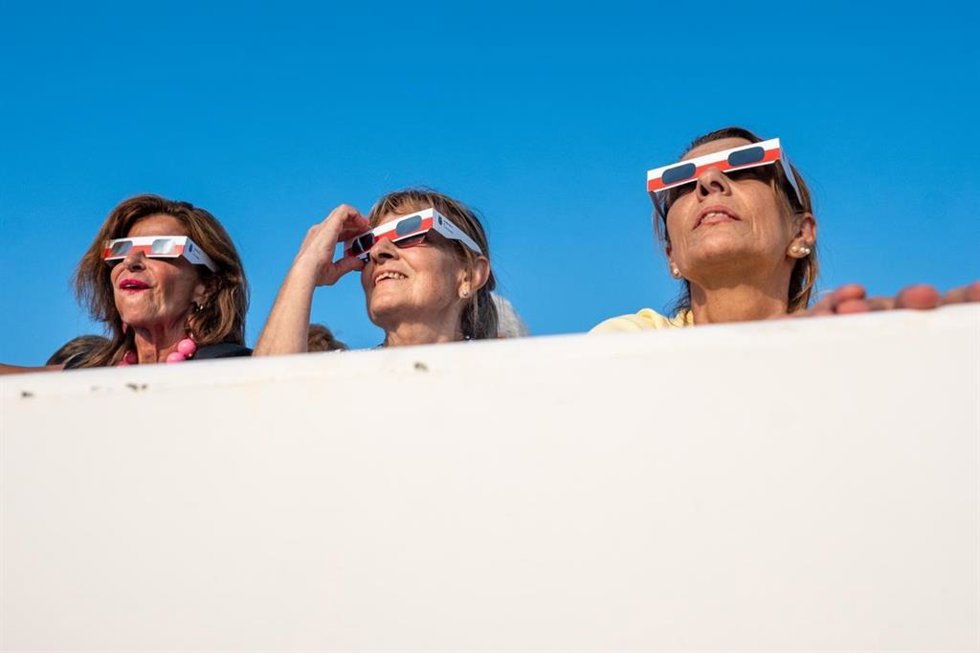 Personas observando el eclipse en Cantabria