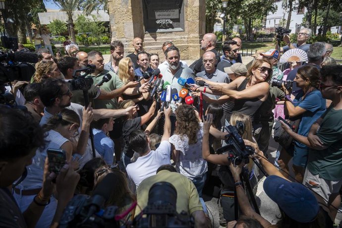 El presidente de VOX, Santiago Abascal, atiende a los medios, en la plaza de África, a 2 de agosto de 2026, en Ceuta (España). El presidente de VOX se encuentra en Ceuta para abordar las consecuencias de la crisis migratoria.