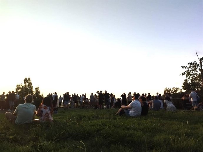 Cientos de personas observan el eclipse desde un mirador en San Sebastián