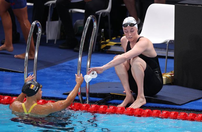 10 de agosto de 2026, Paris, França: A espanhola Maria Daza Garcia e a holandesa Marrit Steenbergen são fotografadas após as semifinais dos 100 m livre feminino, no Campeonato Europeu de Esportes Aquáticos, em Paris, França, na segunda-feira, 10 de agosto