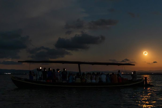 Eclipse total de sol sobre el lago de l'Albufera de València