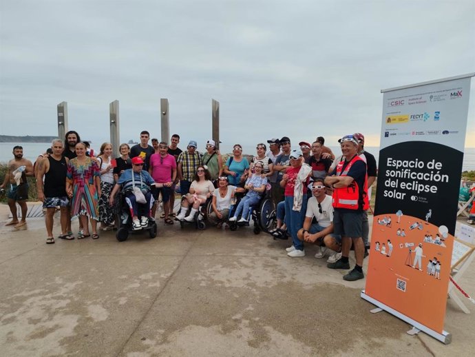 Personas con discapacidad disfrutan del eclipse en Liencres