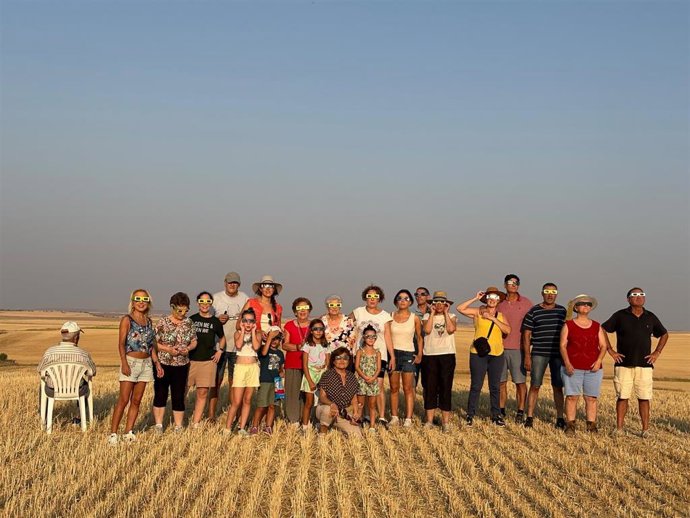 Personas viendo el eclipse solar en Bustillo del Oro (Zamora)