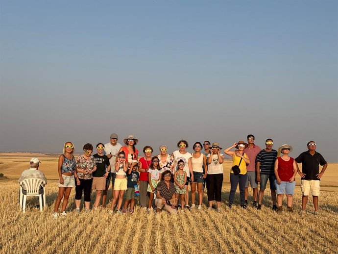 Personas viendo el eclipse solar en Bustillo del Oro (Zamora)