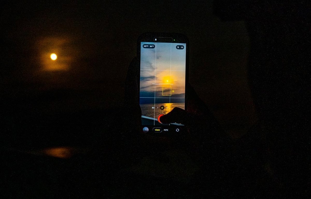 Más de un centenar de cántabros disfrutan del eclipse desde la bahía de Santander