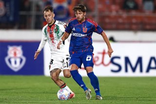 Futbol, Universidad de Chile vs Palestino Fecha 18, Liga de primera 2026. El jugador de Universidad de Chile Tobias Reinhart, derecha, disputa el balon contra Sebastian Gallegos de Palestino durante un partido de la liga de primera realizado en el