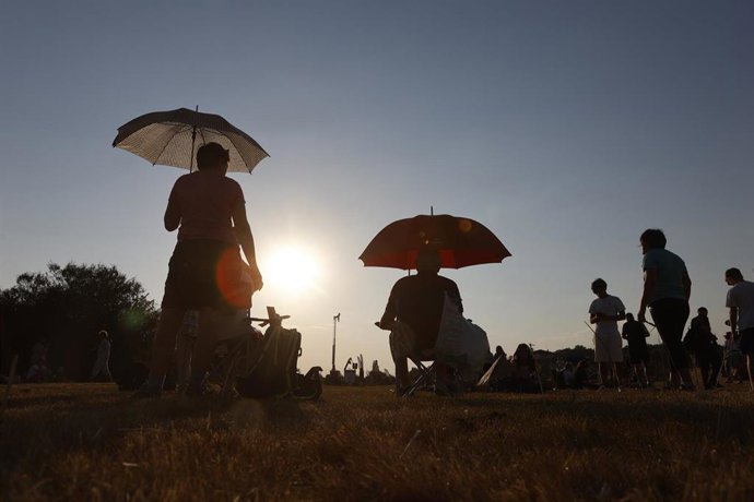 Varias personas durante el eclipse solar total en Soria.