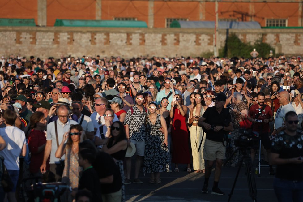 Varias personas durante el eclipse solar total de 2026, a 12 de agosto de 2026, en León, Castilla y León (España). Este es el primer eclipse total de Sol visible desde la península Ibérica en más de un siglo.