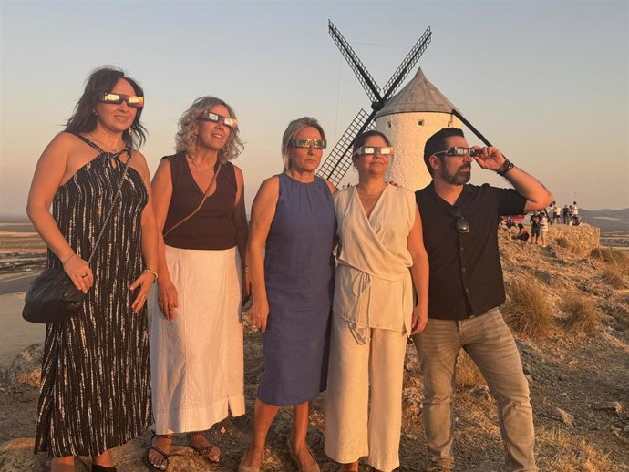 La ministra de Educación, Formación Profesional y Deportes, Milagros Tolón, presencia el eclipse de Sol total desde el Cerro Calderico de Consuegra, en Toledo, a 12 de agosto de 2026.