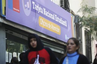 Archivo - Chile.- Este domingo vence plazo para revalidar la Tarjeta Nacional Estudiantil