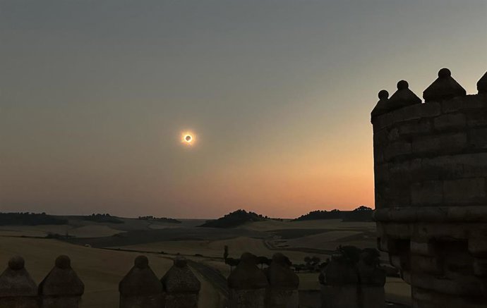 VIsta del eclipse total de Sol de este miércoles, 12 de agosto de 2026, desde la torre del Castillo de Fuensaldaña (Valladolid).