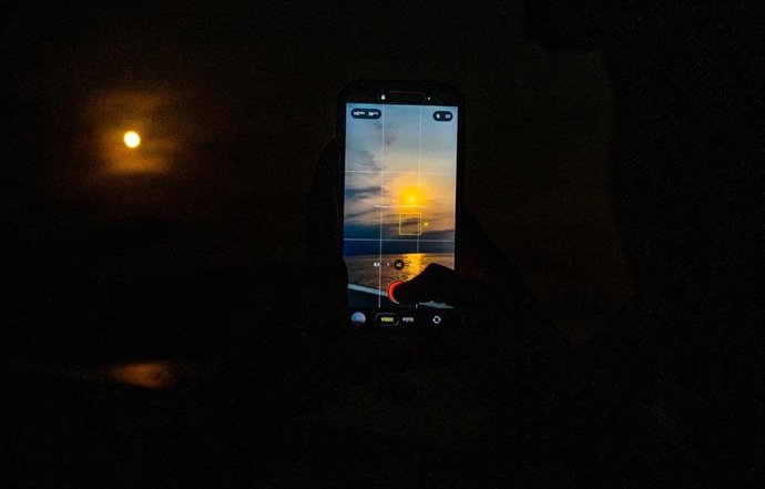 Momento del eclipse solar total visto desde la Bahía de Santander
