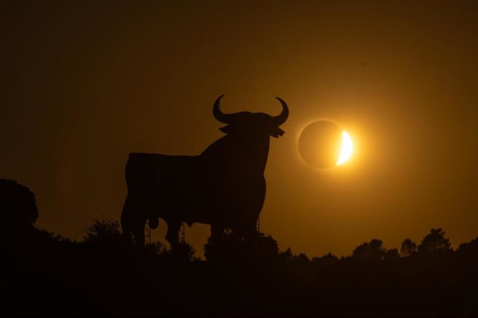 El toro de Osborne de Calatayud durante el eclipse solar total de 2026, a 12 de agosto de 2026, en Zaragoza, Aragón (España