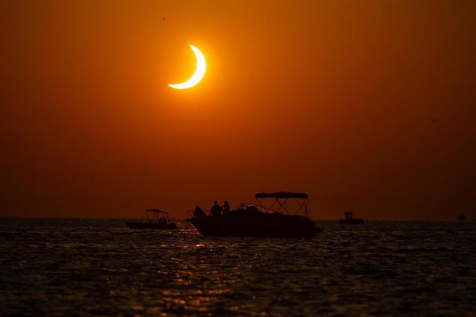 Vista del mar durante el eclipse solar total de 2026, a 12 de agosto de 2026, en Ibiza, Islas Baleares (España). 