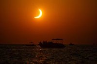 De las nubes en Asturias a la puesta de sol en las playas baleares: así ha sido el histórico eclipse