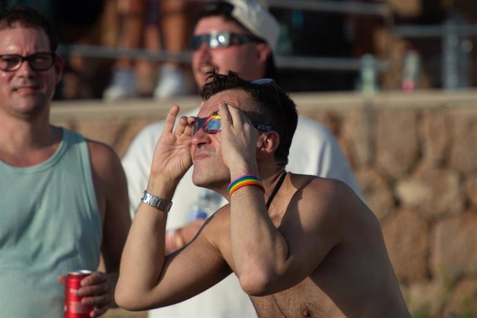 Decenas de personas durante el eclipse solar total de 2026, a 12 de agosto de 2026, en Ibiza, Islas Baleares (España). 