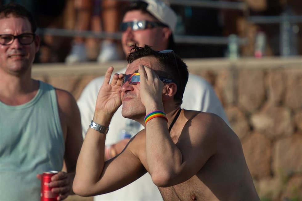 Decenas de personas durante el eclipse solar total de 2026, a 12 de agosto de 2026, en Ibiza, Islas Baleares (España). 