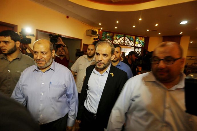 Archivo - En el centro de la imagen, Husam Badran, dirigente de Hamás